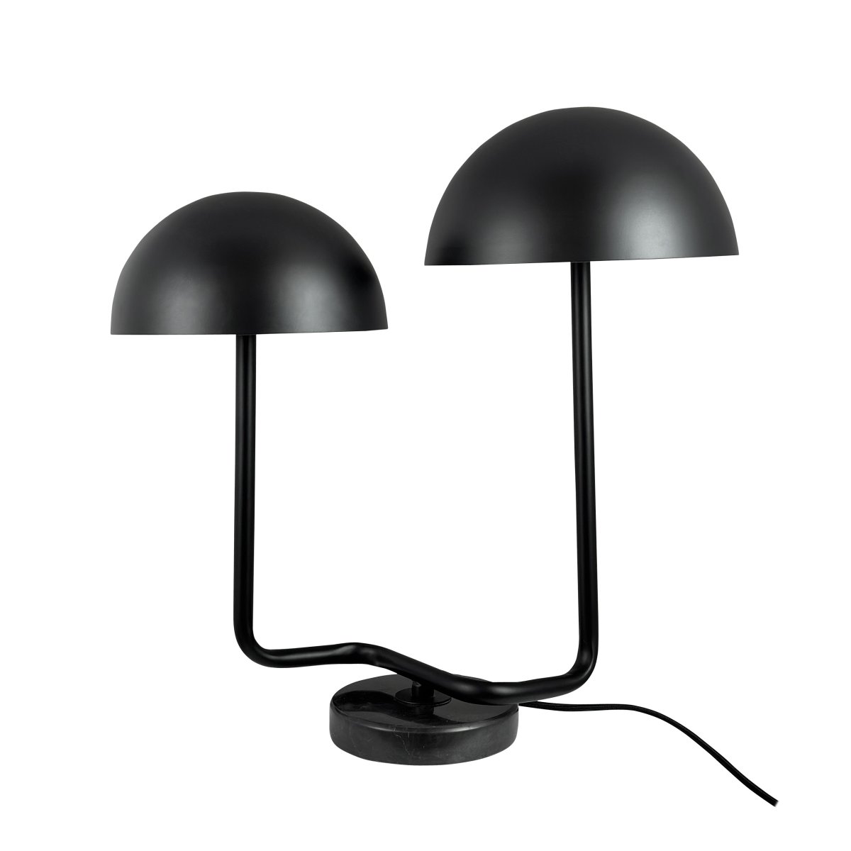 Cluster 42cm Svart bordlampe Fra Dyberg Larsen - De tv&aring; lampsk&auml;rmarna ger en behaglig och balanserad belysning, perfekt b&aring;de f&ouml;r arbete och mysiga h&ouml;rn.