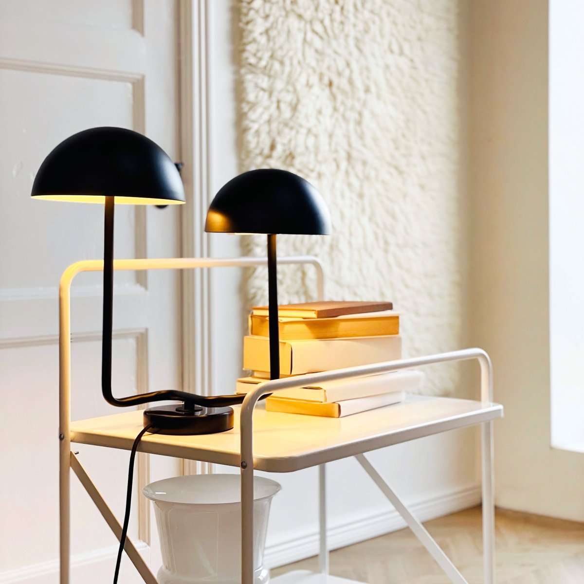 Cluster 42cm Svart bordlampe Fra Dyberg Larsen - De tv&aring; lampsk&auml;rmarna ger en behaglig och balanserad belysning, perfekt b&aring;de f&ouml;r arbete och mysiga h&ouml;rn.