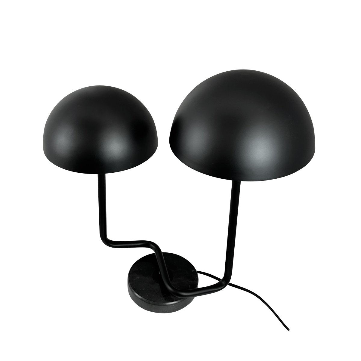 Cluster 42cm Svart bordlampe Fra Dyberg Larsen - De tv&aring; lampsk&auml;rmarna ger en behaglig och balanserad belysning, perfekt b&aring;de f&ouml;r arbete och mysiga h&ouml;rn.