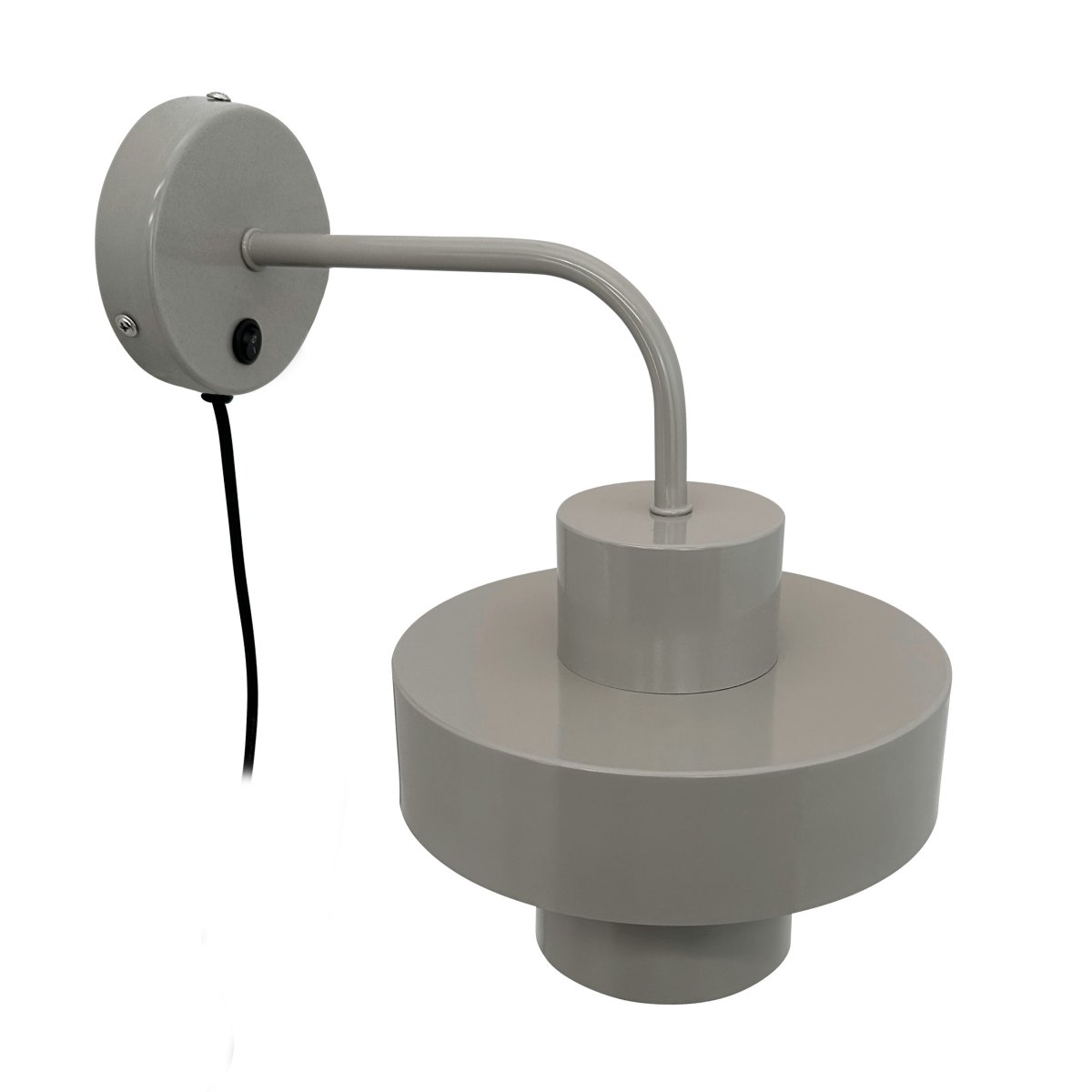 Stoke Ø15 Varm grå vegglampe Fra Dyberg Larsen - Den er laget av metall med en blank overflate som fremhever de sylindriske formene på lampen og skaper en balansert kontrast med andre materialer som stein, tre.
