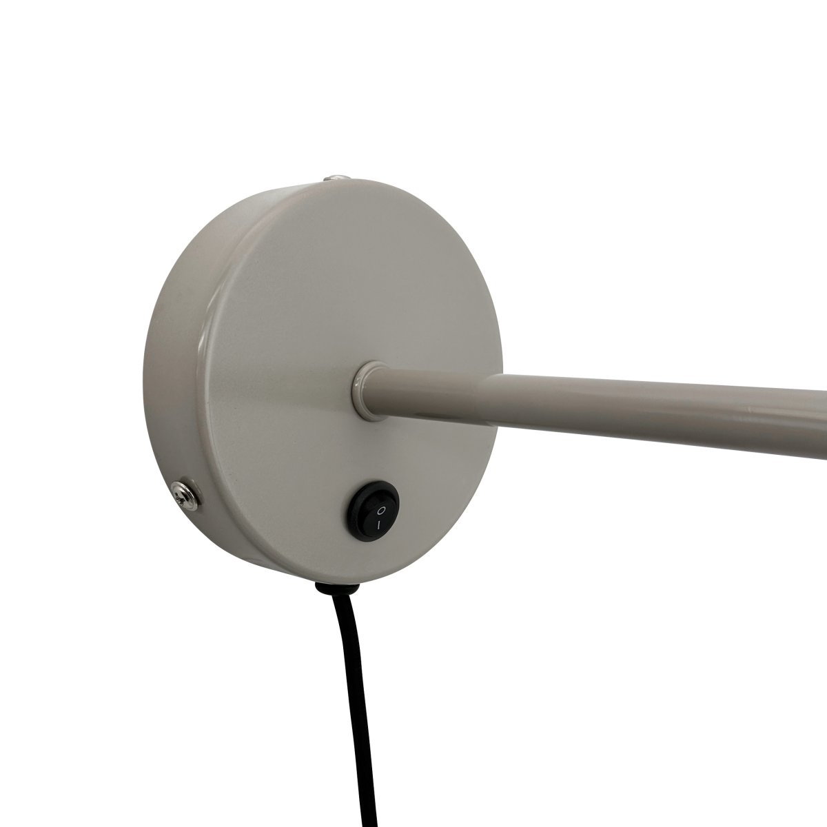 Stoke Ø15 Varm grå vegglampe Fra Dyberg Larsen - Den er laget av metall med en blank overflate som fremhever de sylindriske formene på lampen og skaper en balansert kontrast med andre materialer som stein, tre.