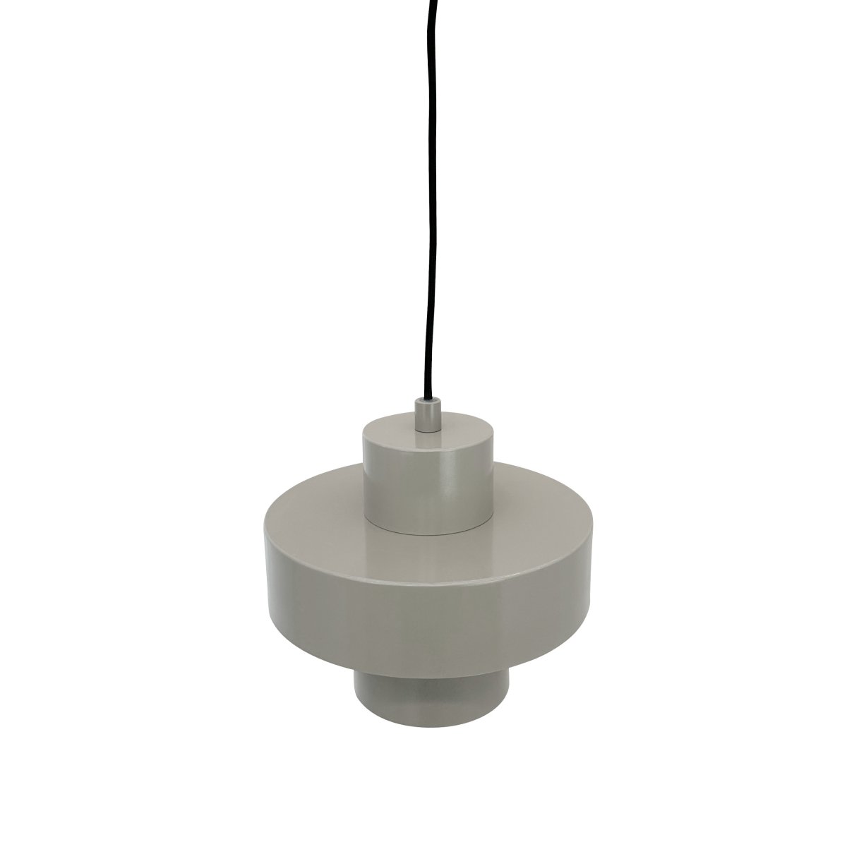 Stoke Ø20 Varm grå Taklampe Fra Dyberg Larsen - Avhengig av fargevalg og plassering kan lampen fungere både som en skulpturell interiørdetalj og som lyspunkt, uansett om den plasseres over kjøkkenbordet, på skrivebordet eller i stue og soverom.