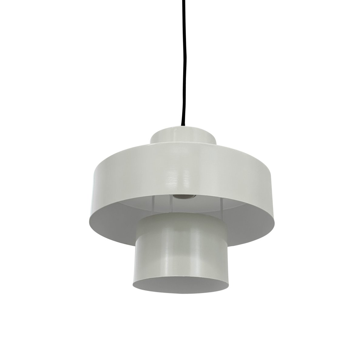 Stoke Ø20 Hvit Taklampe Fra Dyberg Larsen - Avhengig av fargevalg og plassering kan lampen fungere både som en skulpturell interiørdetalj og som lyspunkt, uansett om den plasseres over kjøkkenbordet, på skrivebordet eller i stue og soverom.