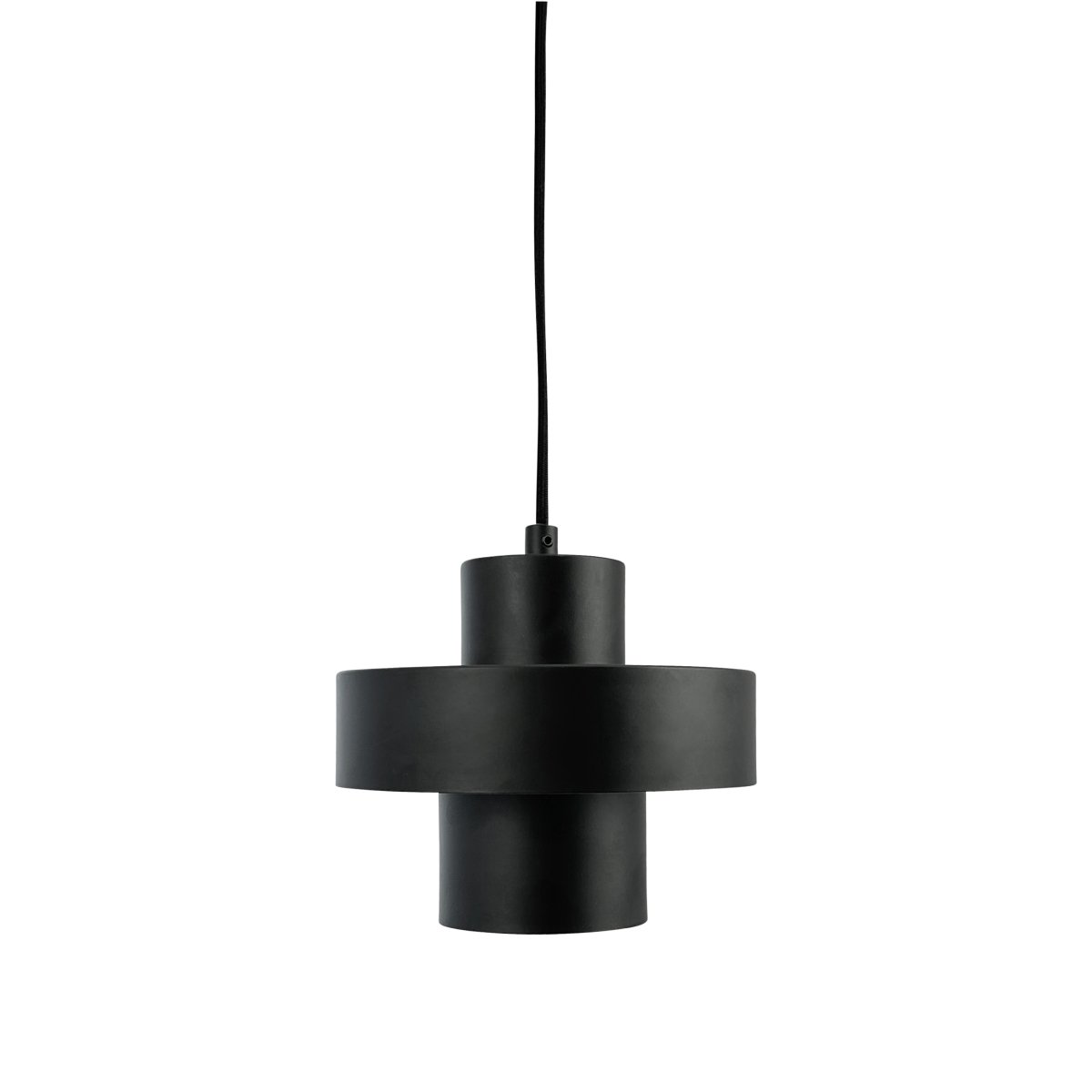 Stoke Ø20 Svart Taklampe Fra Dyberg Larsen - Avhengig av fargevalg og plassering kan lampen fungere både som en skulpturell interiørdetalj og som lyspunkt, uansett om den plasseres over kjøkkenbordet, på skrivebordet eller i stue og soverom.