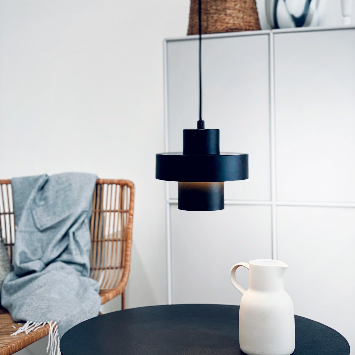 Stoke Ø20 Svart Taklampe Fra Dyberg Larsen - Avhengig av fargevalg og plassering kan lampen fungere både som en skulpturell interiørdetalj og som lyspunkt, uansett om den plasseres over kjøkkenbordet, på skrivebordet eller i stue og soverom.