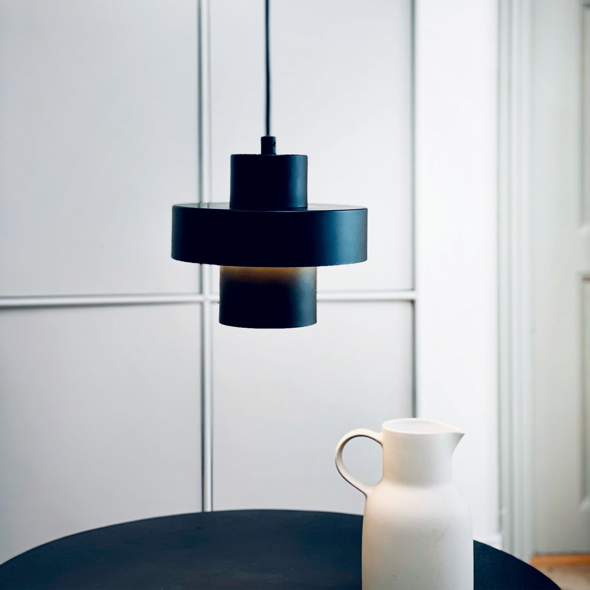 Stoke Ø20 Svart Taklampe Fra Dyberg Larsen - Avhengig av fargevalg og plassering kan lampen fungere både som en skulpturell interiørdetalj og som lyspunkt, uansett om den plasseres over kjøkkenbordet, på skrivebordet eller i stue og soverom.