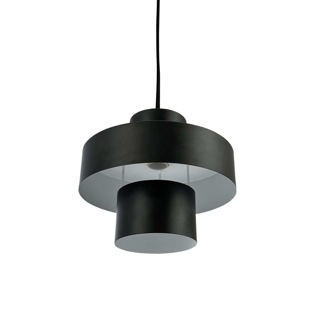Stoke Ø20 Svart Taklampe Fra Dyberg Larsen - Avhengig av fargevalg og plassering kan lampen fungere både som en skulpturell interiørdetalj og som lyspunkt, uansett om den plasseres over kjøkkenbordet, på skrivebordet eller i stue og soverom.