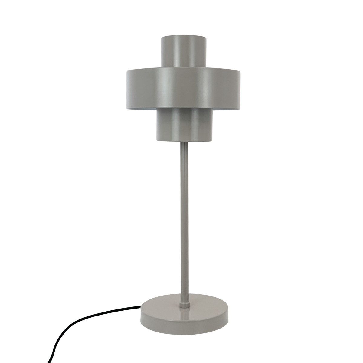 Stoke 50cm Varm grå bordlampe Fra Dyberg Larsen - Lampen passer perfekt som både en skulpturell interiørdetalj og lyspunkt, for eksempel på kjøkkenet, på skrivebordet eller i stuen.