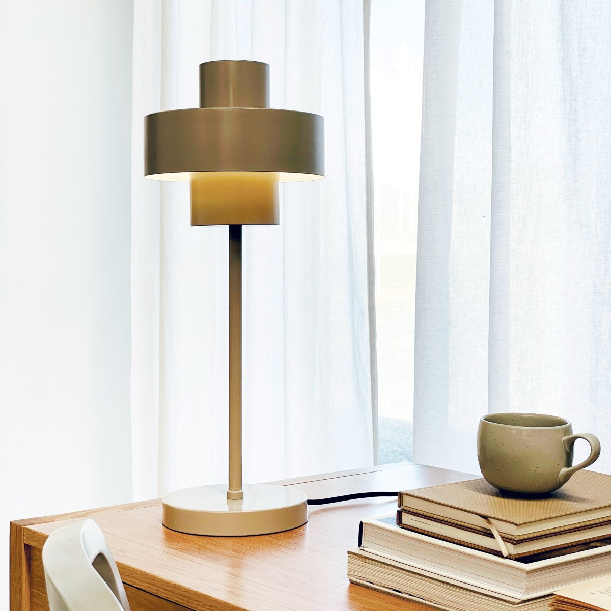 Stoke 50cm Varm grå bordlampe Fra Dyberg Larsen - Lampen passer perfekt som både en skulpturell interiørdetalj og lyspunkt, for eksempel på kjøkkenet, på skrivebordet eller i stuen.