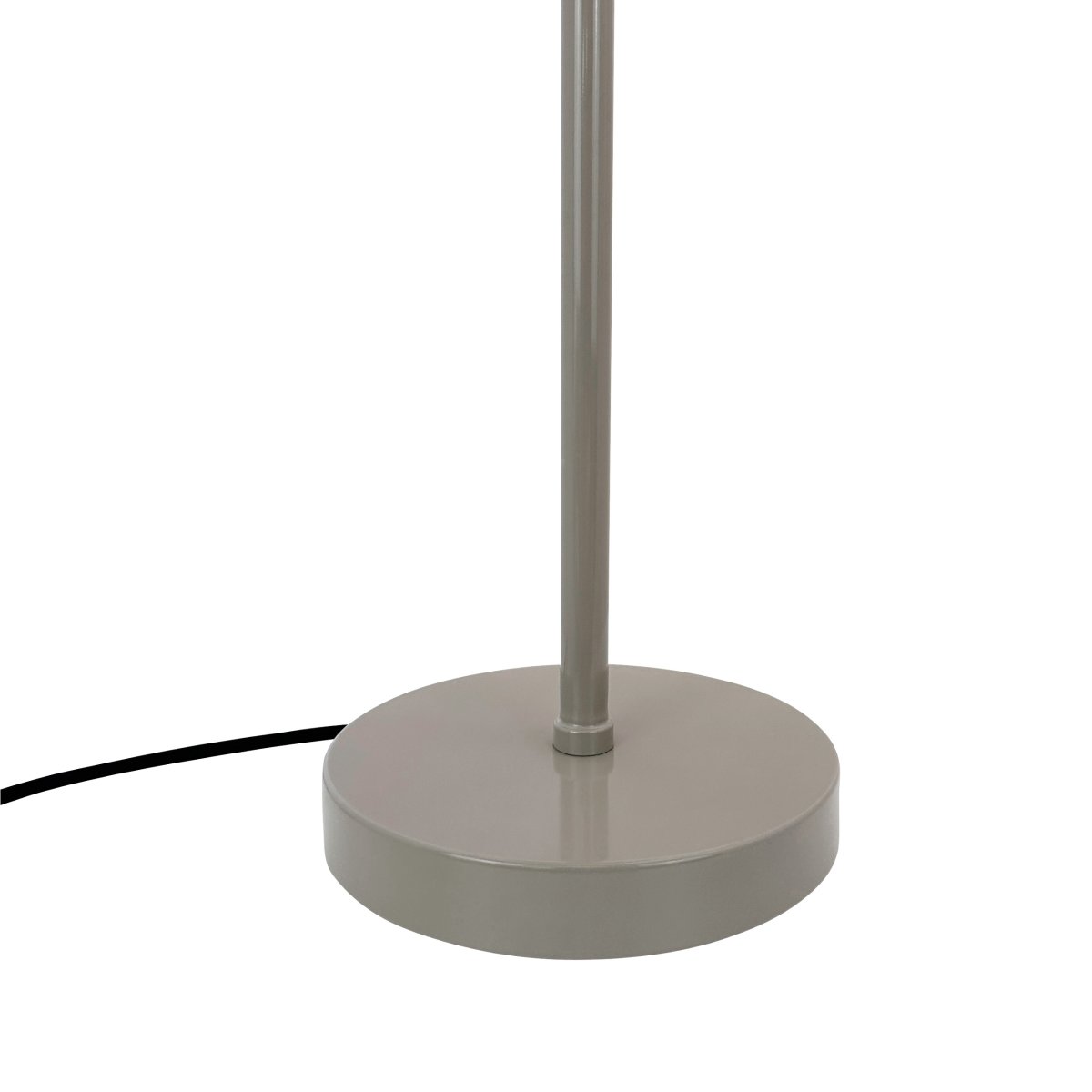 Stoke 50cm Varm grå bordlampe Fra Dyberg Larsen - Lampen passer perfekt som både en skulpturell interiørdetalj og lyspunkt, for eksempel på kjøkkenet, på skrivebordet eller i stuen.