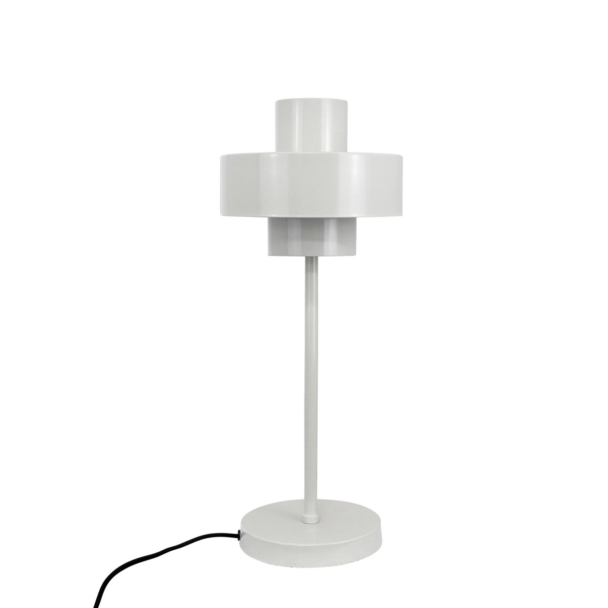 Stoke 50cm Hvit bordlampe Fra Dyberg Larsen - Lampen passer perfekt som både en skulpturell interiørdetalj og lyspunkt, for eksempel på kjøkkenet, på skrivebordet eller i stuen.