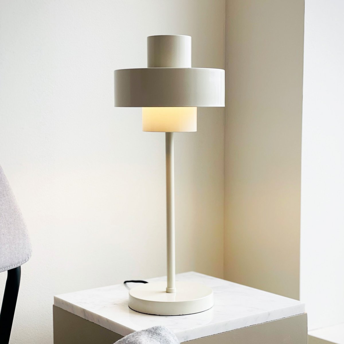 Stoke 50cm Hvit bordlampe Fra Dyberg Larsen - Lampen passer perfekt som både en skulpturell interiørdetalj og lyspunkt, for eksempel på kjøkkenet, på skrivebordet eller i stuen.
