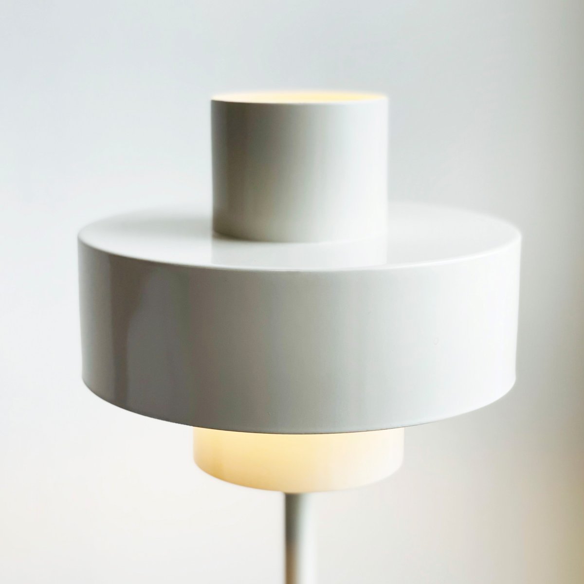 Stoke 50cm Hvit bordlampe Fra Dyberg Larsen - Lampen passer perfekt som både en skulpturell interiørdetalj og lyspunkt, for eksempel på kjøkkenet, på skrivebordet eller i stuen.