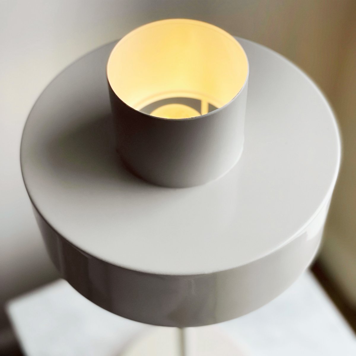 Stoke 50cm Hvit bordlampe Fra Dyberg Larsen - Lampen passer perfekt som både en skulpturell interiørdetalj og lyspunkt, for eksempel på kjøkkenet, på skrivebordet eller i stuen.