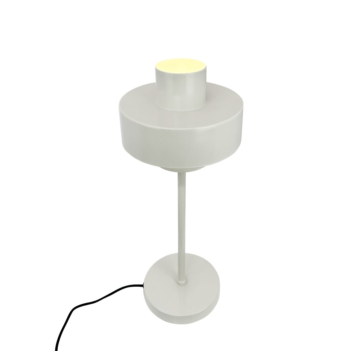 Stoke 50cm Hvit bordlampe Fra Dyberg Larsen - Lampen passer perfekt som både en skulpturell interiørdetalj og lyspunkt, for eksempel på kjøkkenet, på skrivebordet eller i stuen.