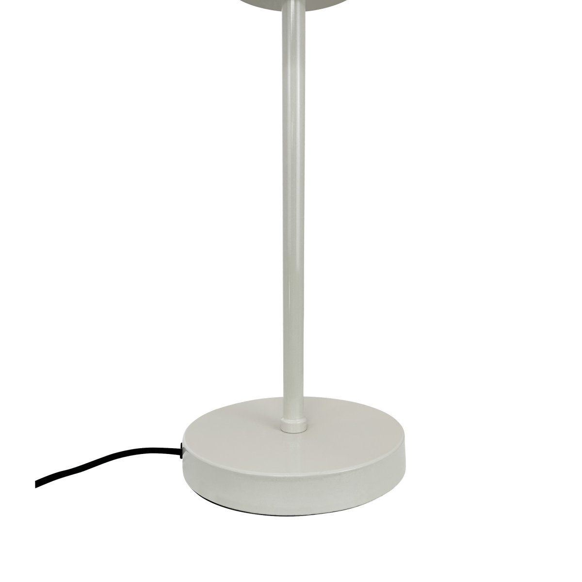 Stoke 50cm Hvit bordlampe Fra Dyberg Larsen - Lampen passer perfekt som både en skulpturell interiørdetalj og lyspunkt, for eksempel på kjøkkenet, på skrivebordet eller i stuen.