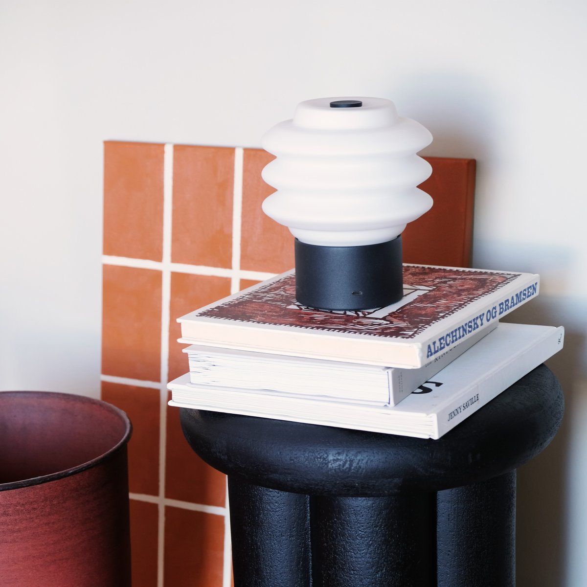 Diva LED 18cm Svart bærbar Fra Dyberg Larsen - Tillverkad av opalglas ger den ett mjukt, behagligt sken, och den inbyggda LED-tekniken g&ouml;r den energieffektiv och h&aring;llbar.