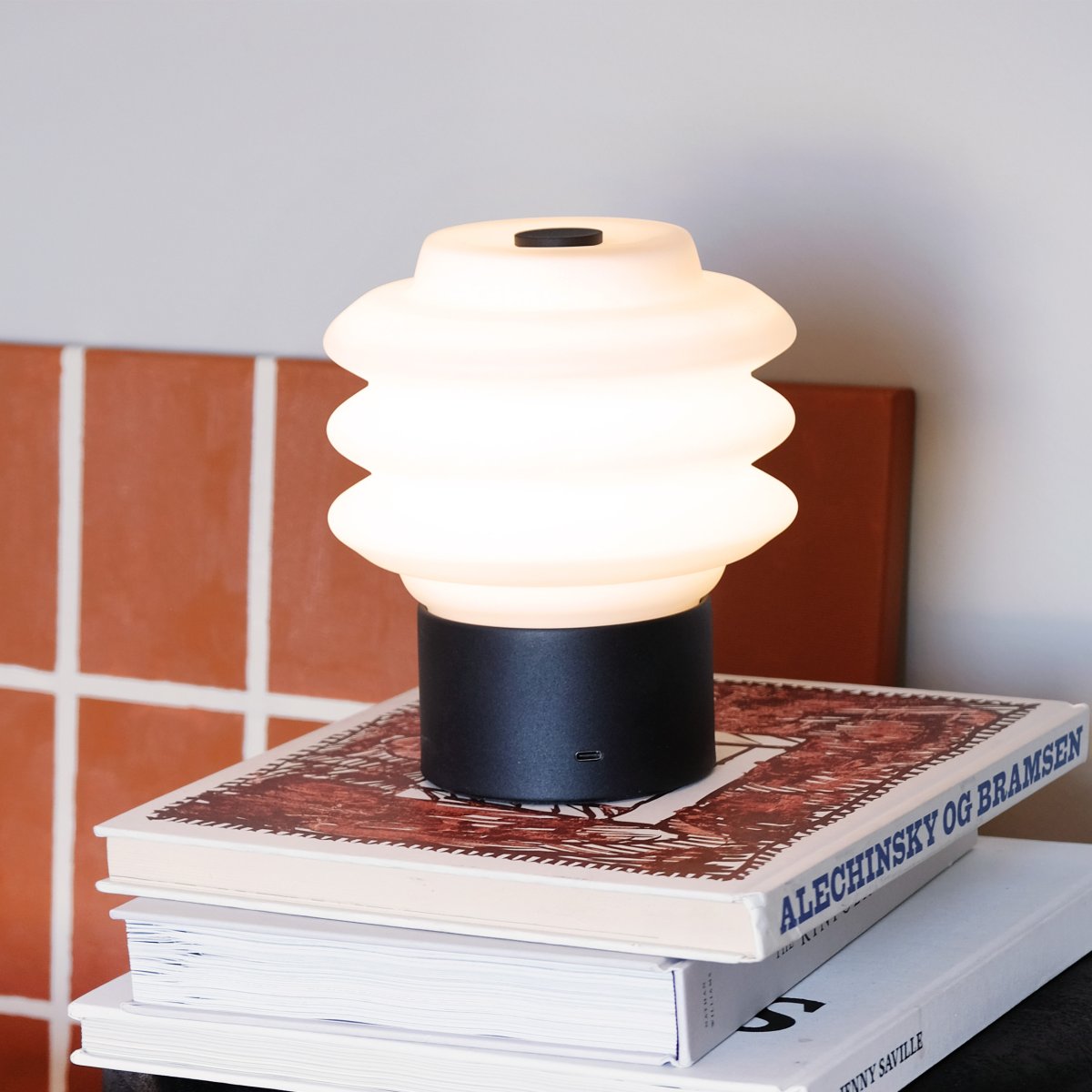 Diva LED 18cm Svart bærbar Fra Dyberg Larsen - Tillverkad av opalglas ger den ett mjukt, behagligt sken, och den inbyggda LED-tekniken g&ouml;r den energieffektiv och h&aring;llbar.