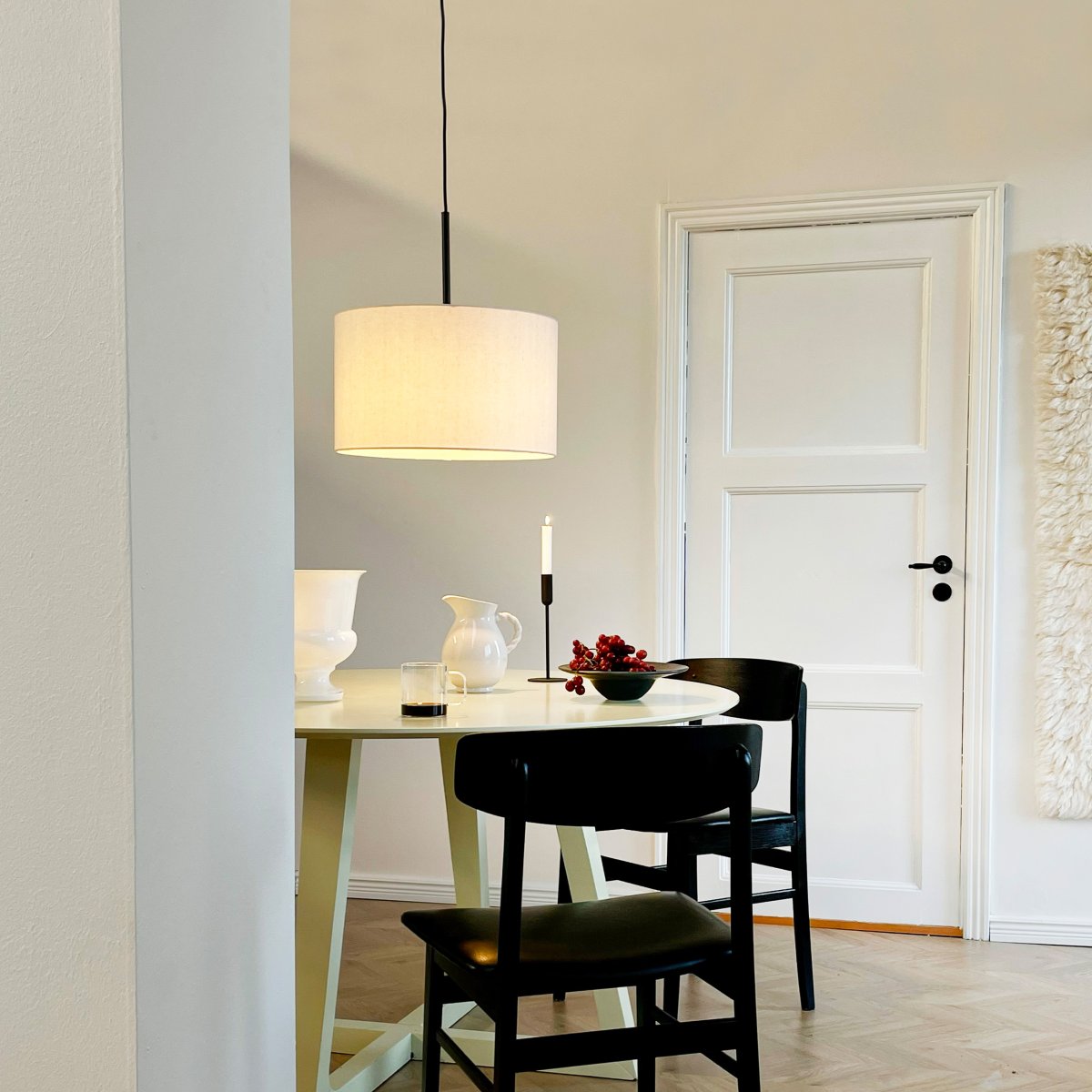 Calix high Ø45 Off-white Taklampe Fra Dyberg Larsen - Calix &auml;r en modern pendel med tidl&ouml;s design.