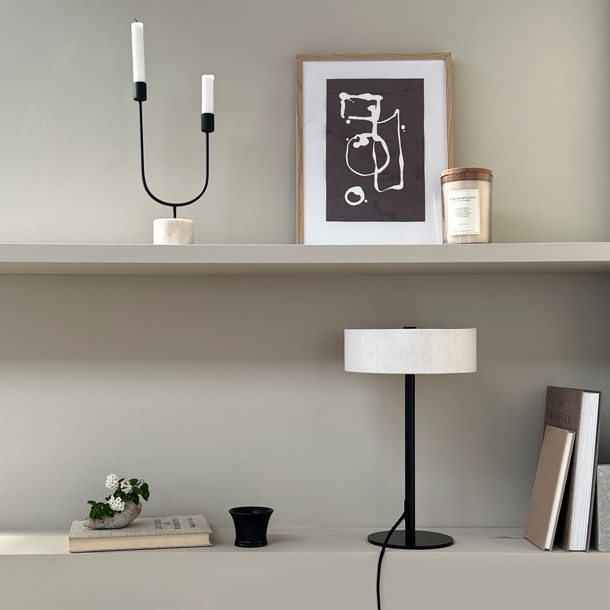 Calix 40cm Svart bordlampe Fra Dyberg Larsen - Den stabile basen og den enkle formen gjør den enkel å plassere i ulike miljøer, samtidig som den bidrar med fyldig stemningsbelysning og et elegant designelement.