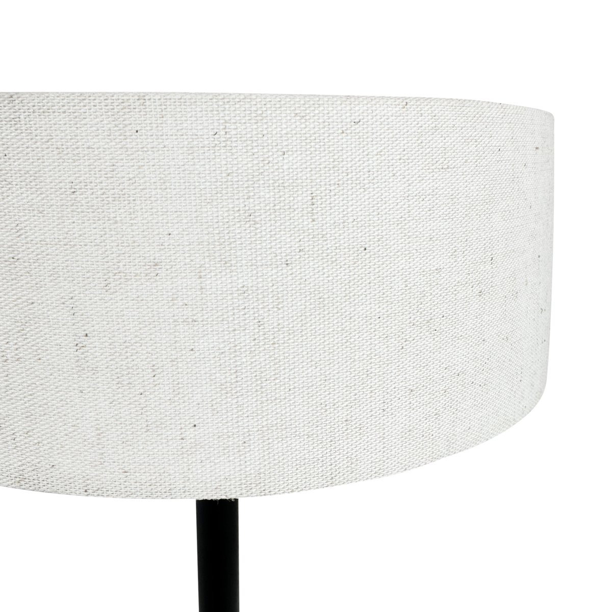 Calix 40cm Svart bordlampe Fra Dyberg Larsen - Den stabile basen og den enkle formen gjør den enkel å plassere i ulike miljøer, samtidig som den bidrar med fyldig stemningsbelysning og et elegant designelement.