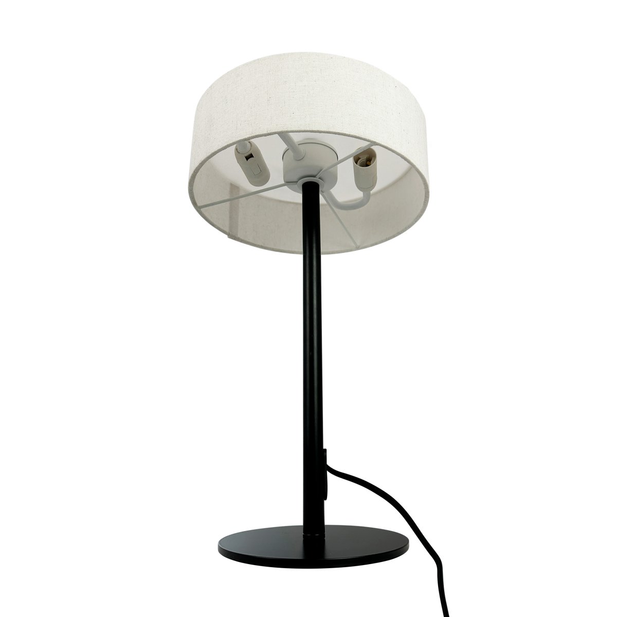 Calix 40cm Svart bordlampe Fra Dyberg Larsen - Den stabile basen og den enkle formen gjør den enkel å plassere i ulike miljøer, samtidig som den bidrar med fyldig stemningsbelysning og et elegant designelement.