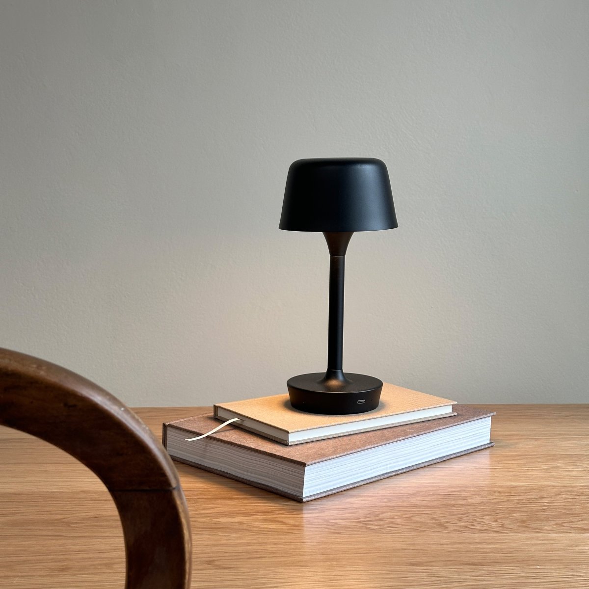 Flow 25cm Svart bærbar Fra Dyberg Larsen - Lampen er av tre og lett å flytte, noe som gir frihet til å plassere den hvor som helst.