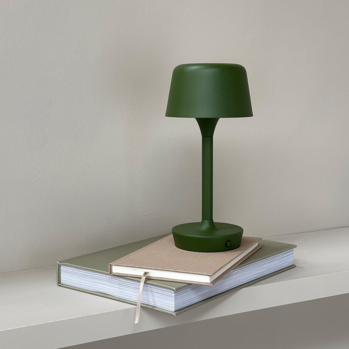 Flow 25cm Mørk grønn bærbar Fra Dyberg Larsen - Lampen er av tre og lett å flytte, noe som gir frihet til å plassere den hvor som helst.