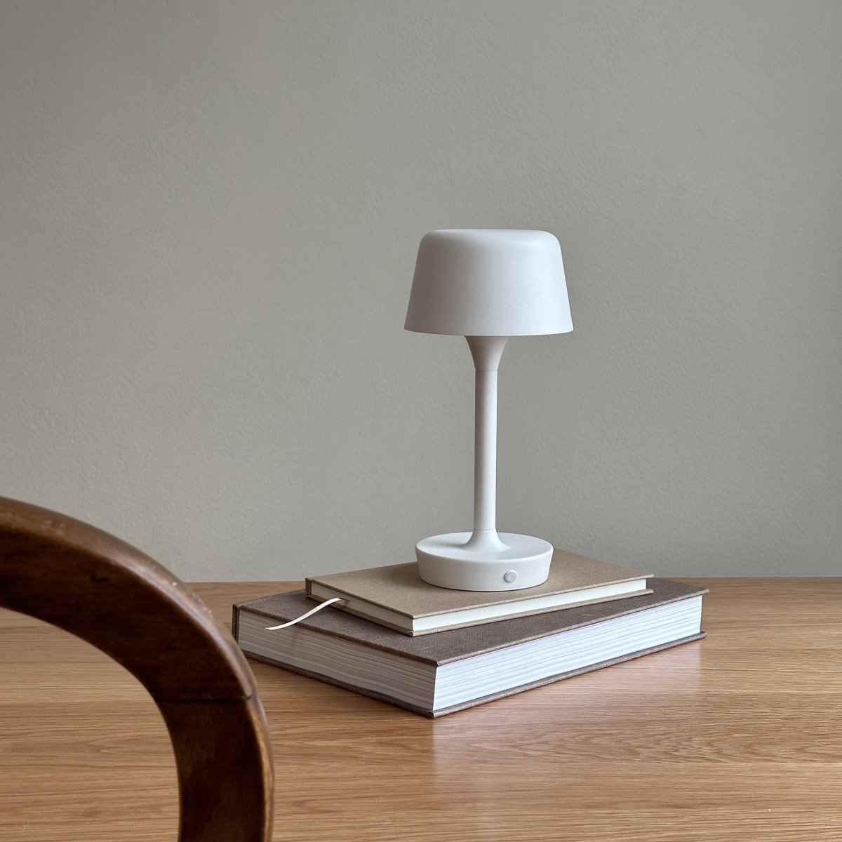 Flow 25cm Hvit bærbar Fra Dyberg Larsen - Lampen er av tre og lett å flytte, noe som gir frihet til å plassere den hvor som helst.