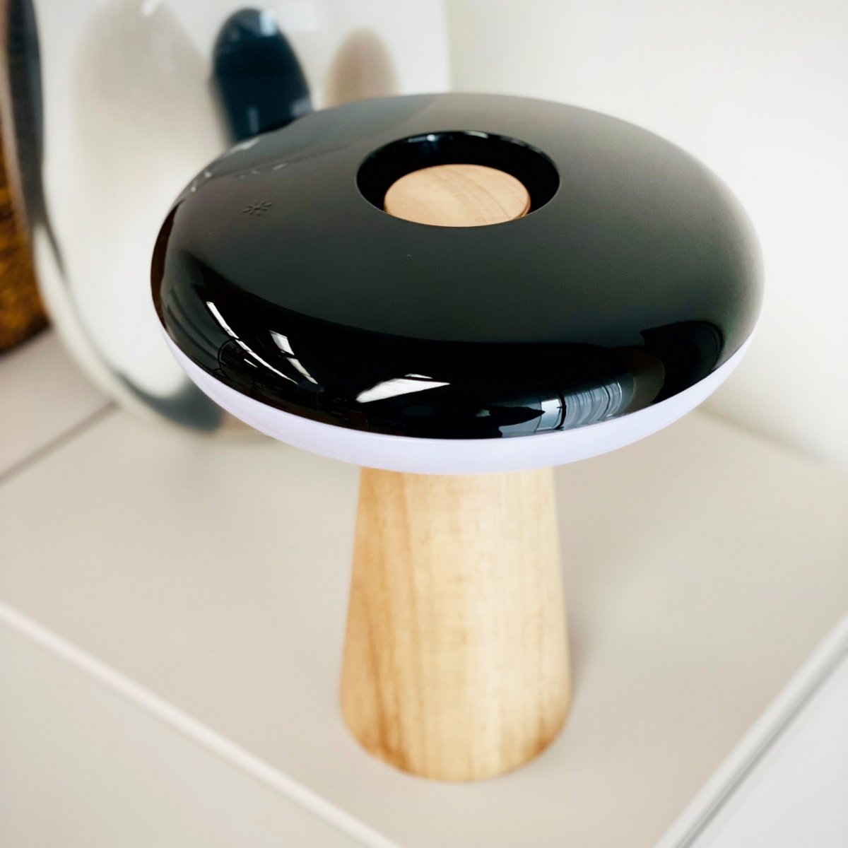 2 Ways 25cm Tre bærbar Fra Dyberg Larsen - Bruk den som en klassisk bordlampe eller heng den fra taket med den medfølgende lærremmen for en svevende og stemningsfull effekt.