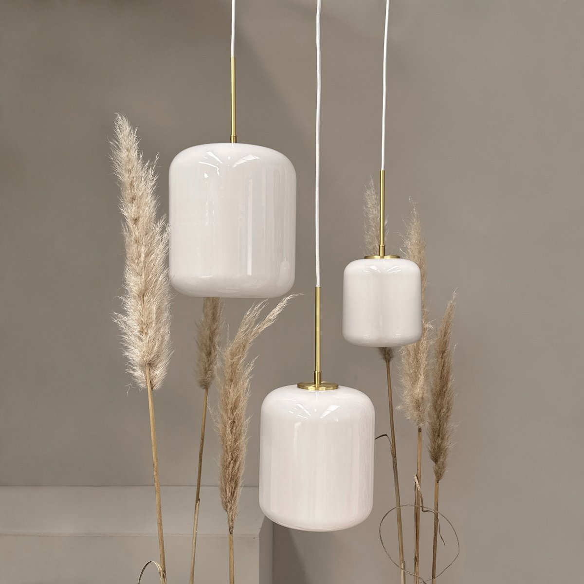 Silvia Ø15 Messing Taklampe Fra Dyberg Larsen - Designet kombinerer moderne og klassisk stil, der messingens glans og formen på opalglasset skaper en elegant effekt.