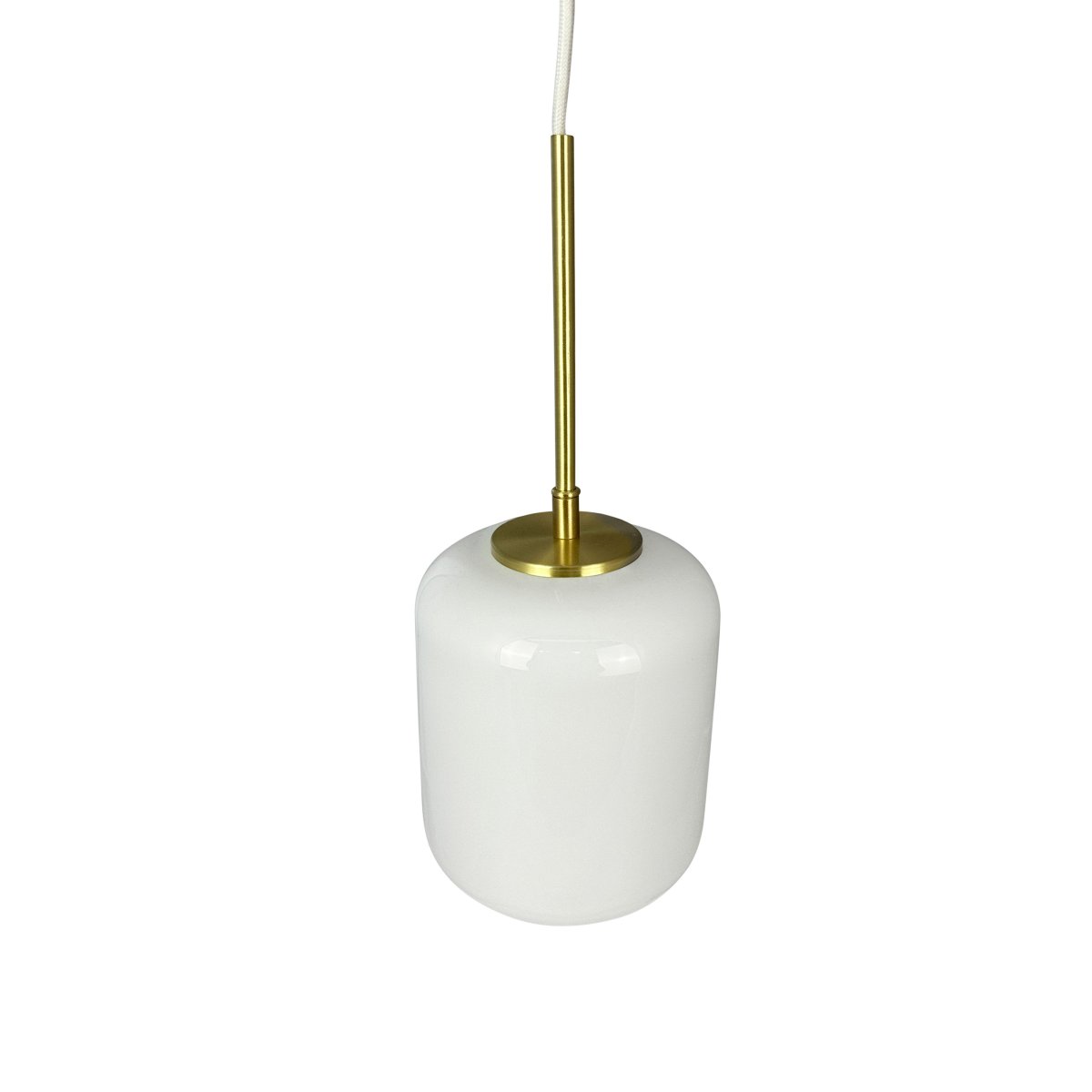 Silvia Ø15 Messing Taklampe Fra Dyberg Larsen - Designet kombinerer moderne og klassisk stil, der messingens glans og formen på opalglasset skaper en elegant effekt.