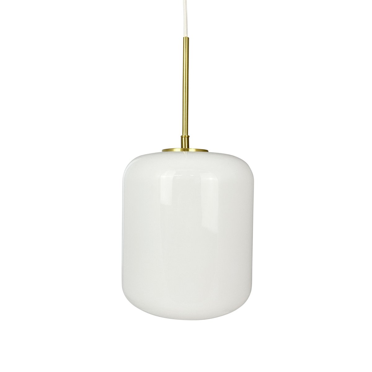 Silvia Ø20 Messing Taklampe Fra Dyberg Larsen - Designet kombinerer moderne og klassisk stil, der messingens glans og formen på opalglasset skaper en elegant effekt.