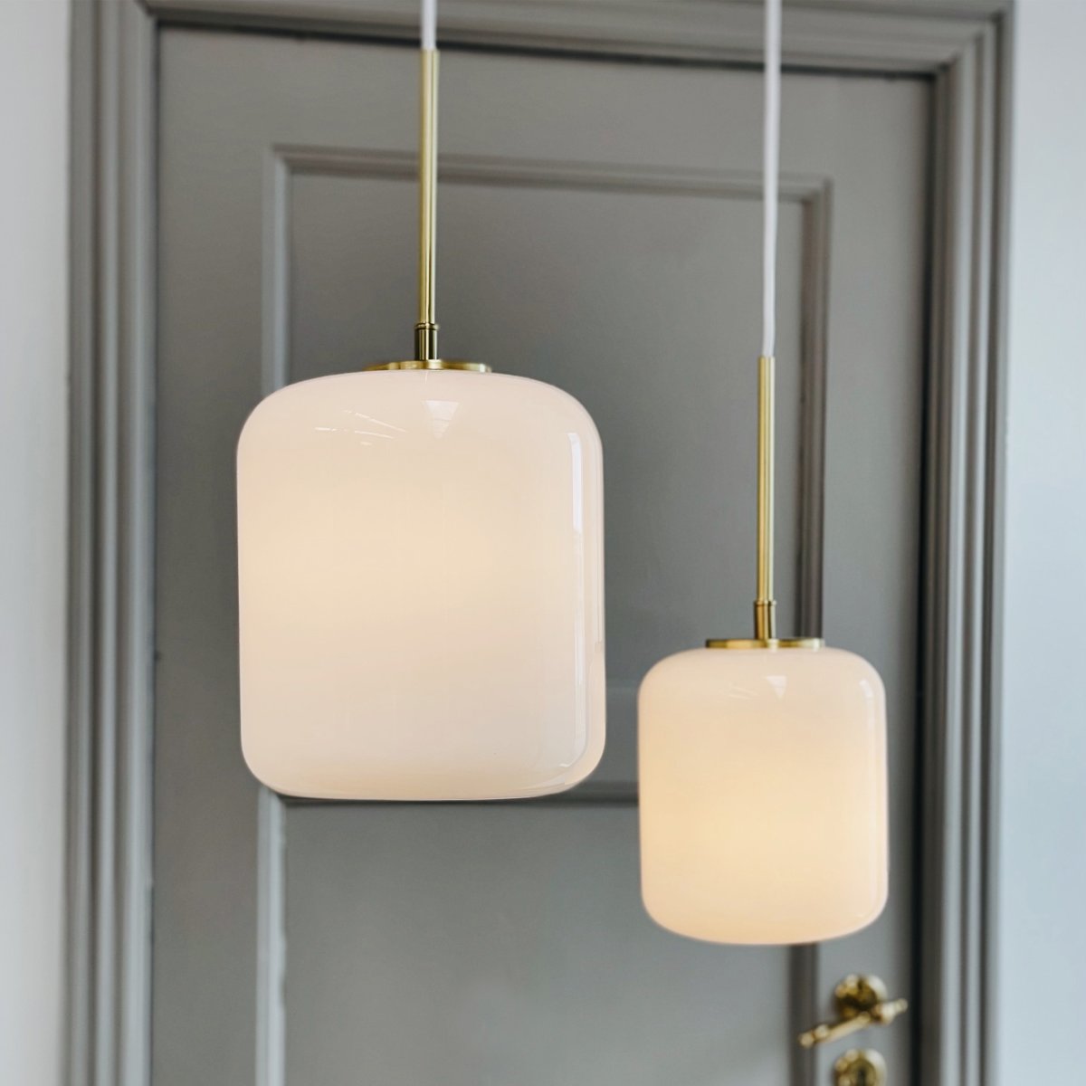 Silvia Ø20 Messing Taklampe Fra Dyberg Larsen - Designet kombinerer moderne og klassisk stil, der messingens glans og formen på opalglasset skaper en elegant effekt.