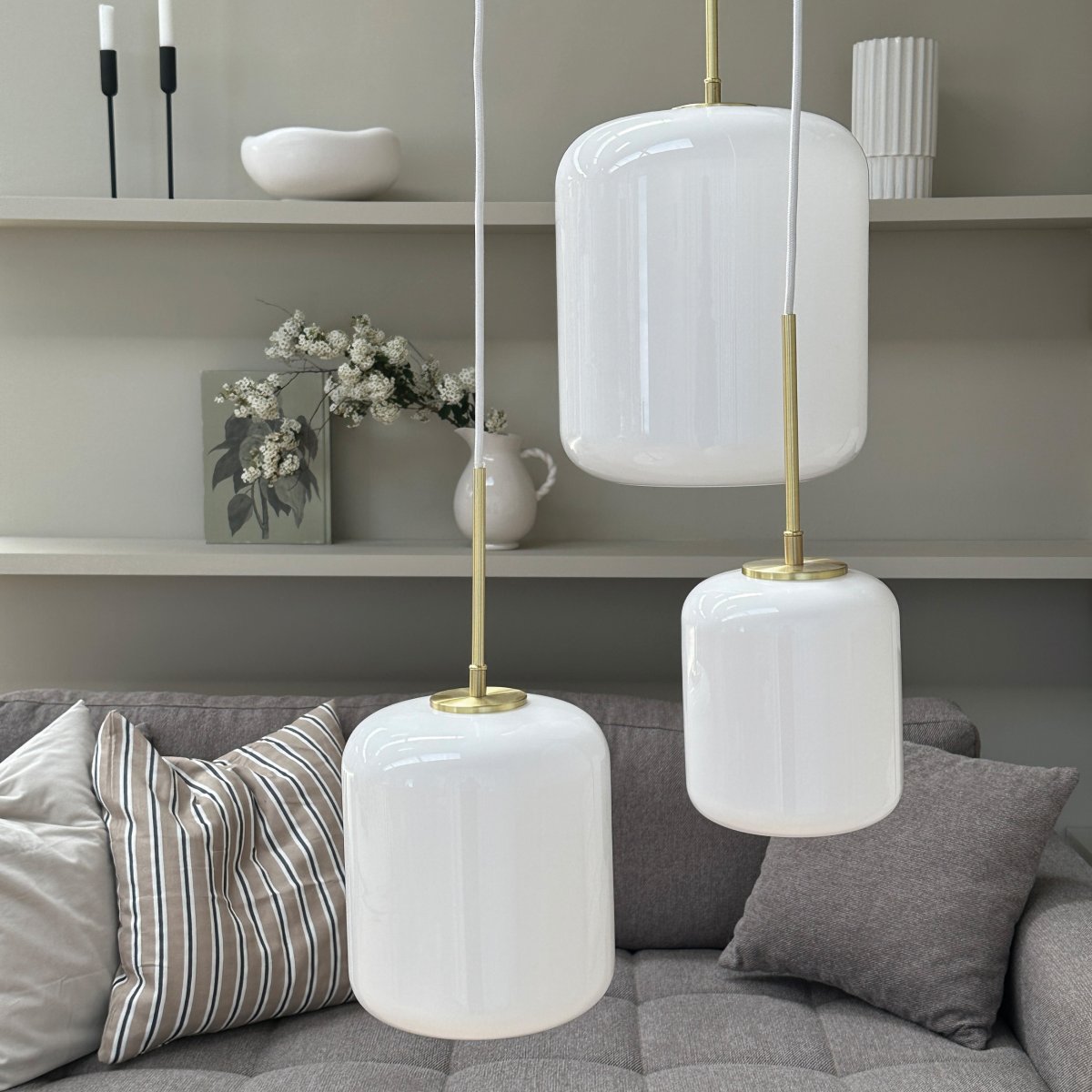 Silvia Ø20 Messing Taklampe Fra Dyberg Larsen - Designet kombinerer moderne og klassisk stil, der messingens glans og formen på opalglasset skaper en elegant effekt.