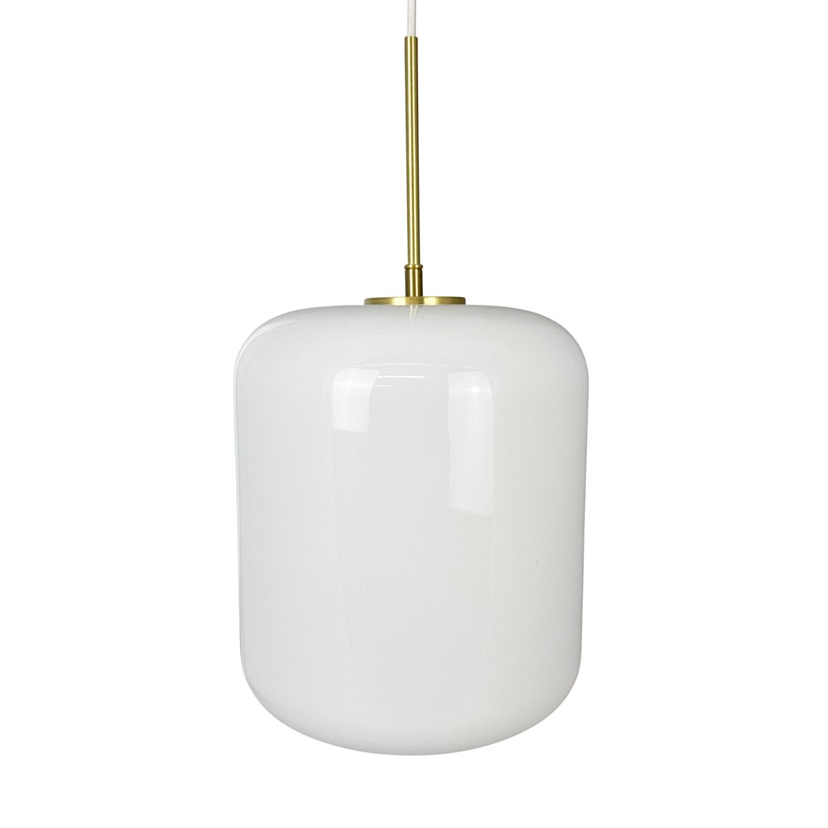 Silvia Ø25 Messing Taklampe Fra Dyberg Larsen - Designet kombinerer moderne og klassisk stil, der messingens glans og formen på opalglasset skaper en elegant effekt.