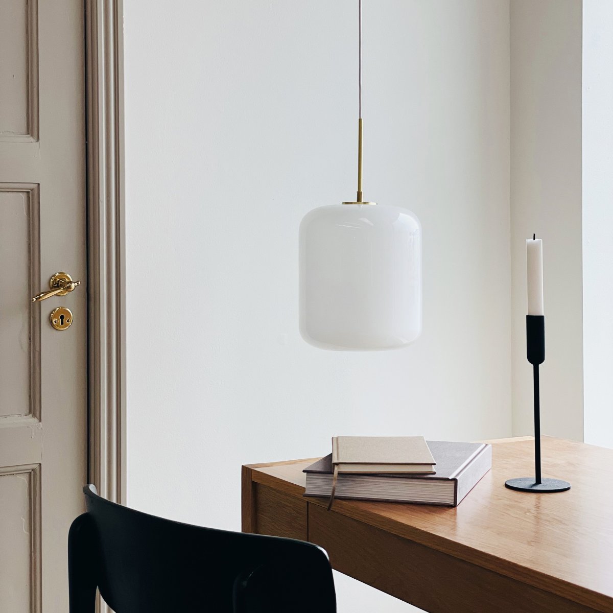 Silvia Ø25 Messing Taklampe Fra Dyberg Larsen - Designet kombinerer moderne og klassisk stil, der messingens glans og formen på opalglasset skaper en elegant effekt.