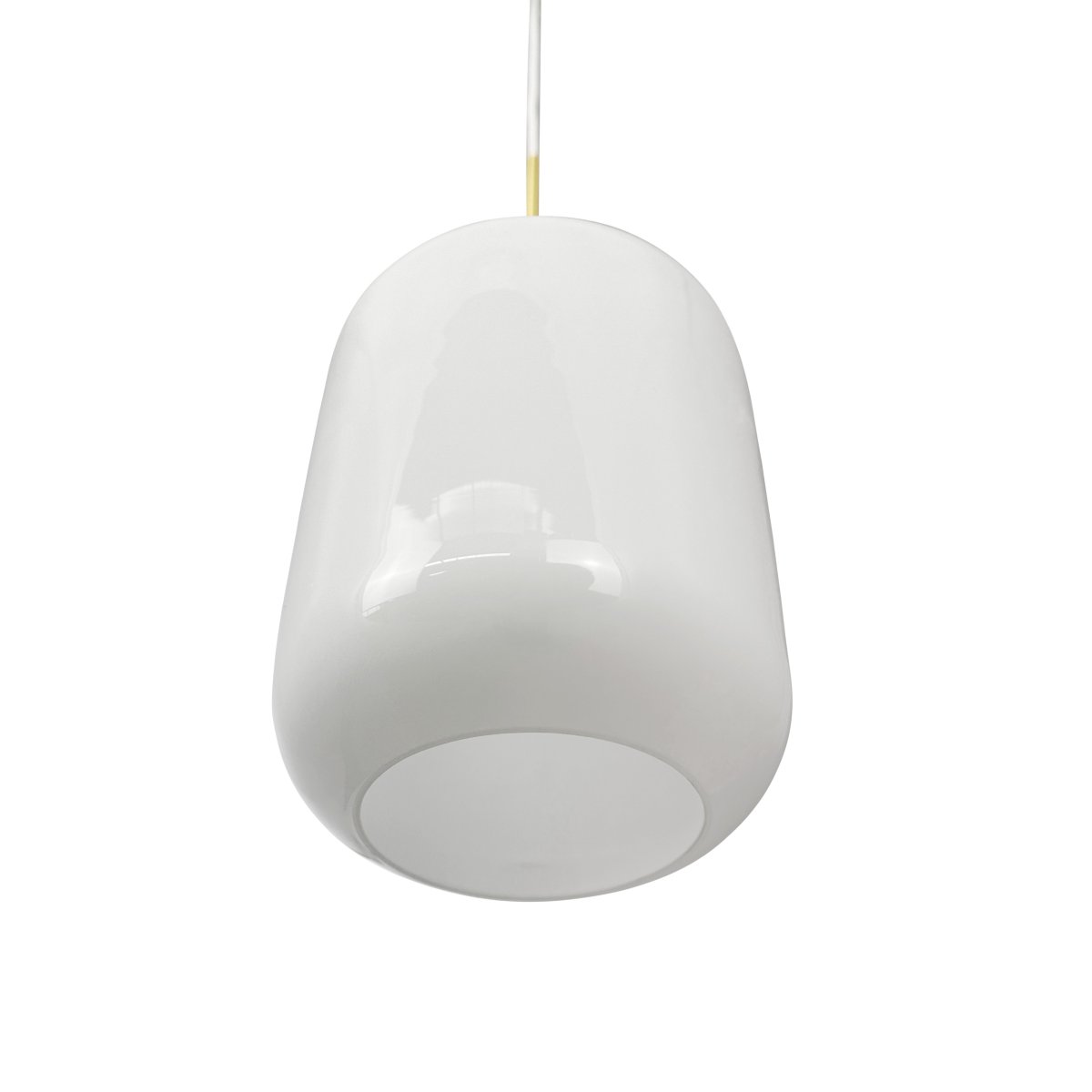 Silvia Ø25 Messing Taklampe Fra Dyberg Larsen - Designet kombinerer moderne og klassisk stil, der messingens glans og formen på opalglasset skaper en elegant effekt.