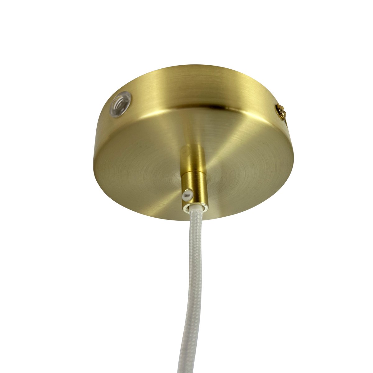 Silvia Ø25 Messing Taklampe Fra Dyberg Larsen - Designet kombinerer moderne og klassisk stil, der messingens glans og formen på opalglasset skaper en elegant effekt.