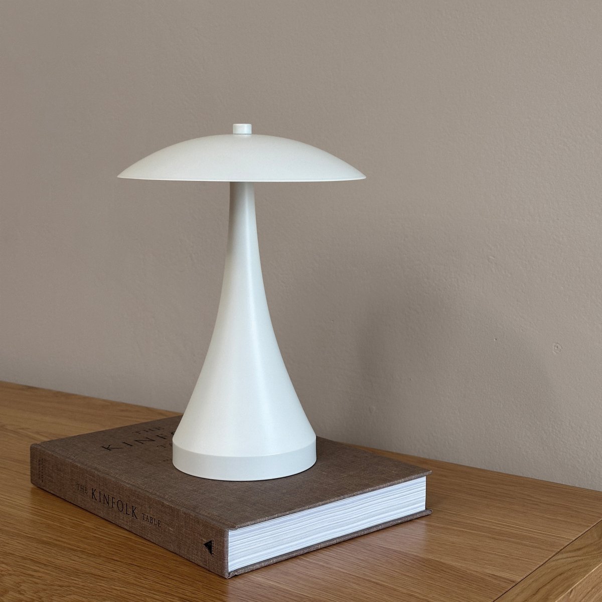 Vienna 28cm Kremhvit bærbar Fra Dyberg Larsen - Den oppladbare lampen gir deg friheten til å plassere den hvor som helst, uten å bekymre deg for kabler.