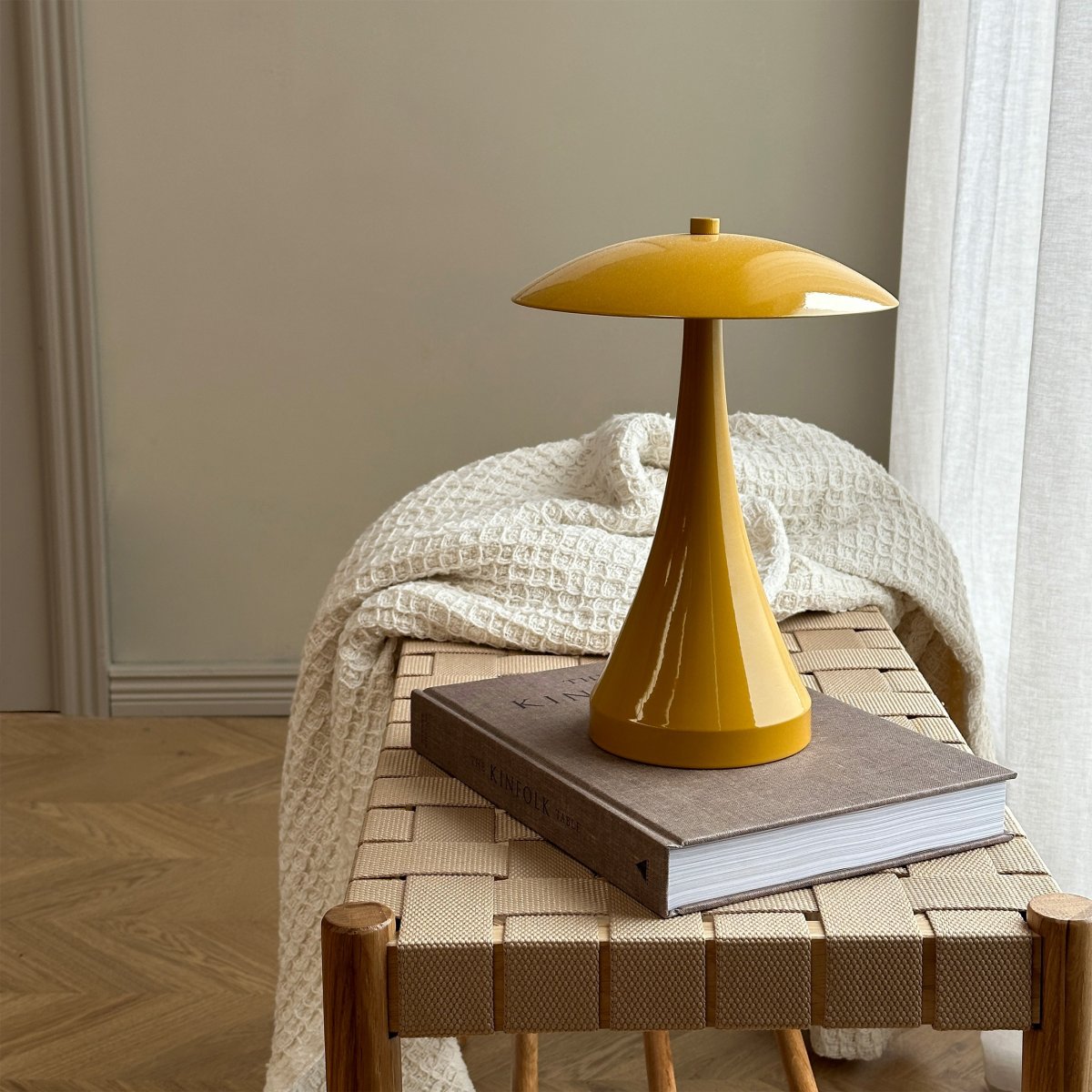 Vienna 28cm Karri bærbar Fra Dyberg Larsen - Den oppladbare lampen gir deg friheten til å plassere den hvor som helst, uten å bekymre deg for kabler.