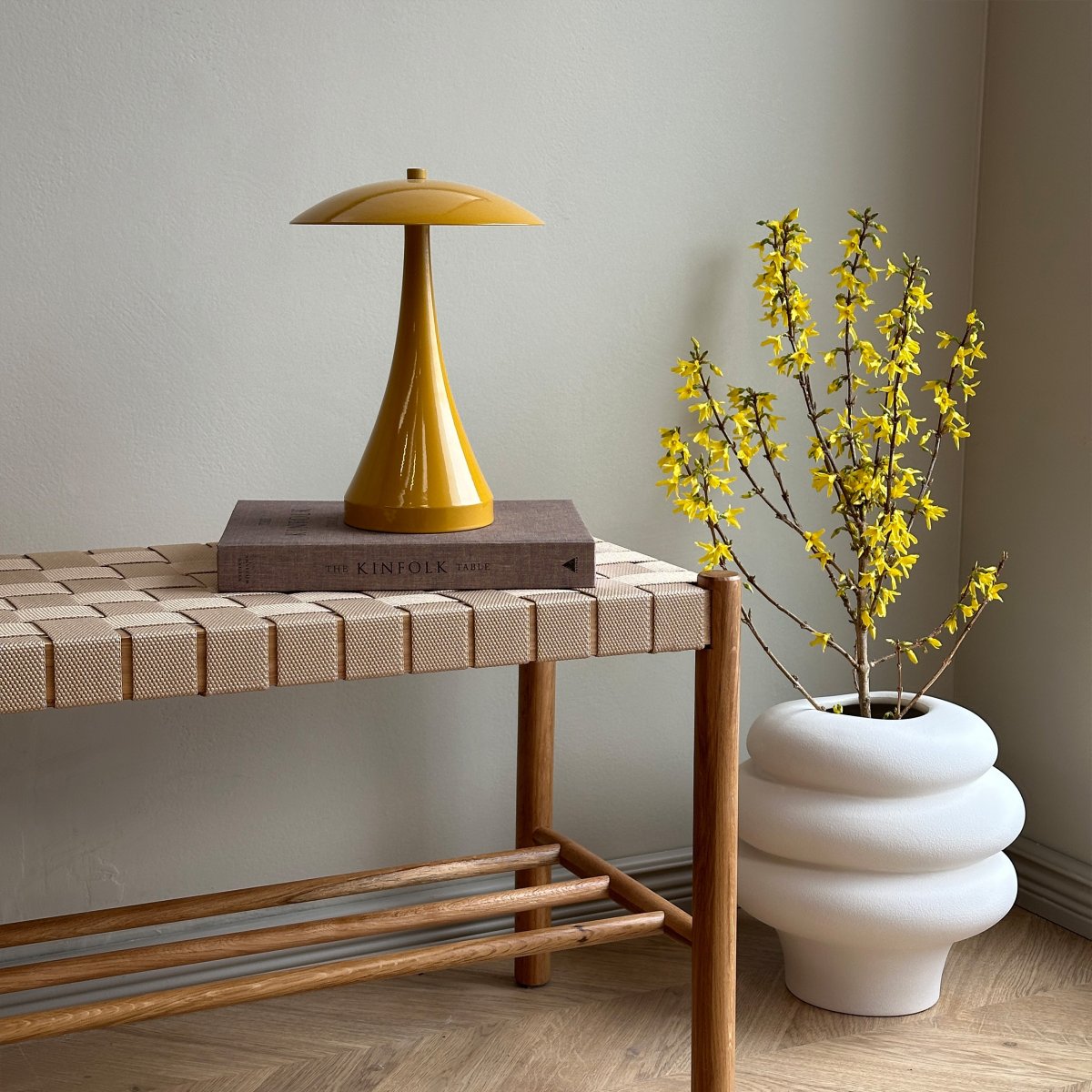 Vienna 28cm Karri bærbar Fra Dyberg Larsen - Den oppladbare lampen gir deg friheten til å plassere den hvor som helst, uten å bekymre deg for kabler.