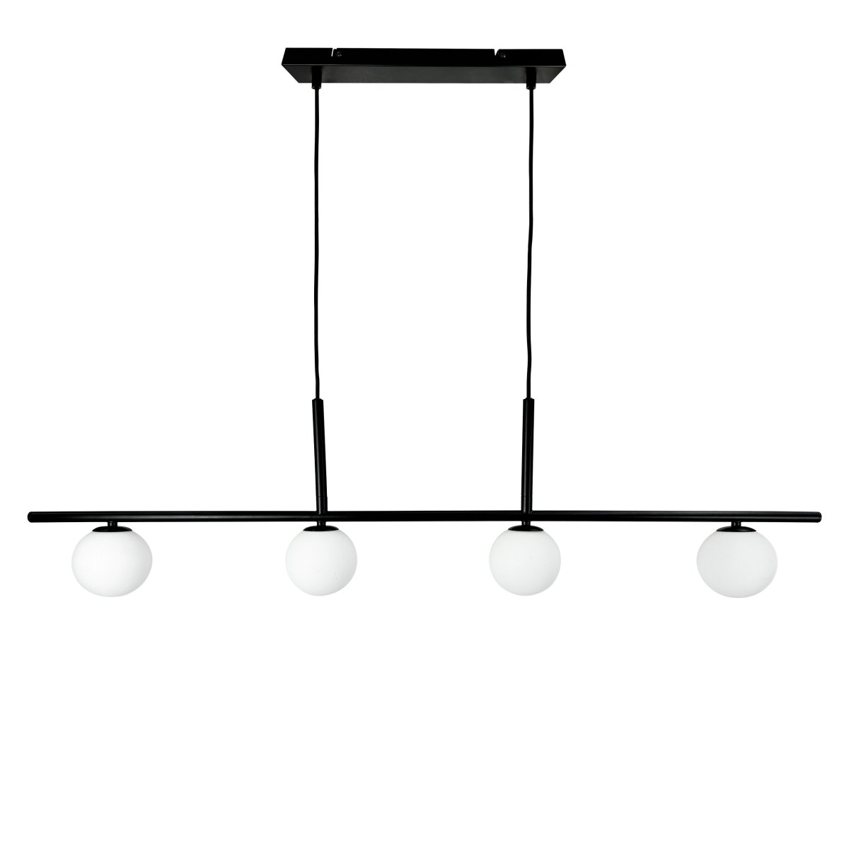 Alice 110cm Svart Taklampe Fra Dyberg Larsen - Med sin sjenerøse størrelse og moderne design i matt sort metall, blir den en vakker interiørdetalj i hjemmet ditt.