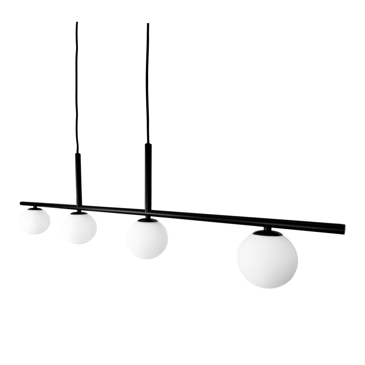 Alice 110cm Svart Taklampe Fra Dyberg Larsen - Med sin sjenerøse størrelse og moderne design i matt sort metall, blir den en vakker interiørdetalj i hjemmet ditt.