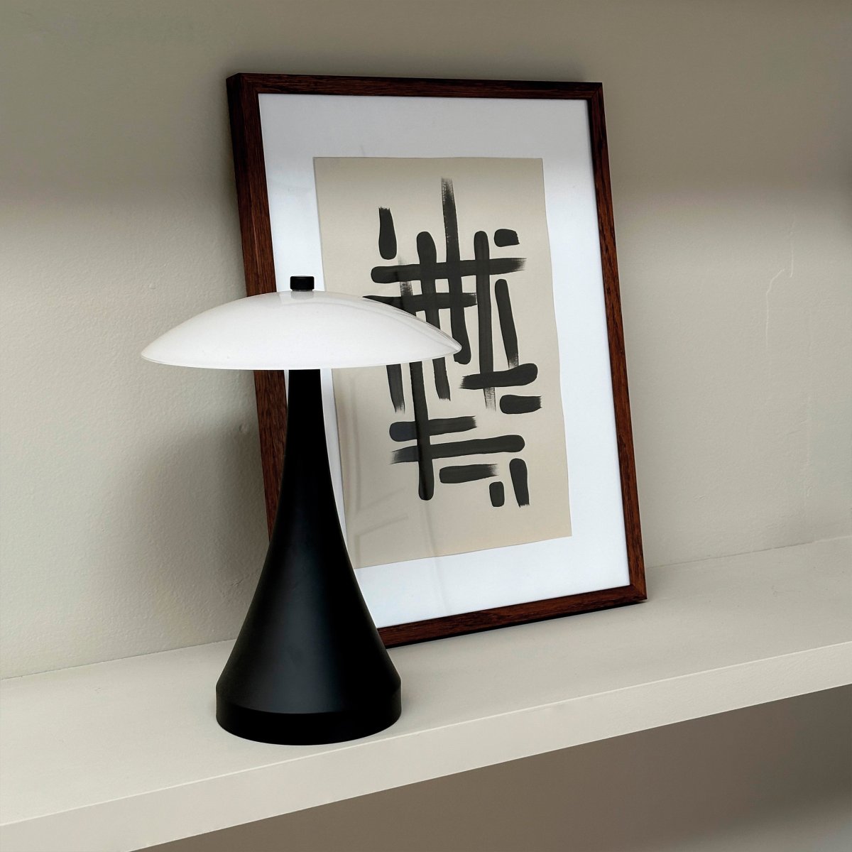 Vienna 28cm Svart bærbar Fra Dyberg Larsen - Den oppladbare lampen gir deg friheten til å plassere den hvor som helst, uten å bekymre deg for kabler.