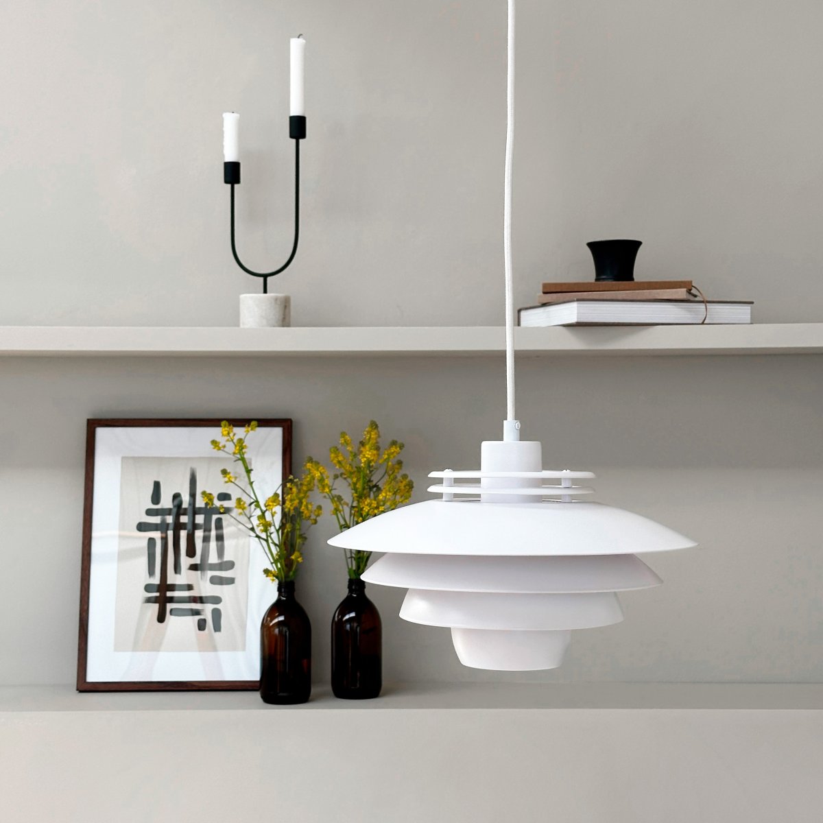 Ejka Ø30 Hvit Taklampe Fra Dyberg Larsen - Ejka Mini Pendel er ikke bare en belysningsl&oslash;sning, men ogs&aring; en stilig designerkl&aelig;ring som lyser opp hjemmet ditt.