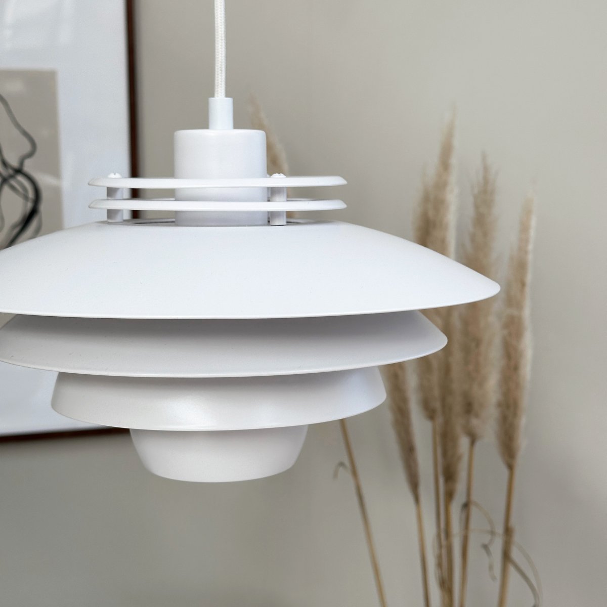 Ejka Ø30 Hvit Taklampe Fra Dyberg Larsen - Ejka Mini Pendel er ikke bare en belysningsl&oslash;sning, men ogs&aring; en stilig designerkl&aelig;ring som lyser opp hjemmet ditt.
