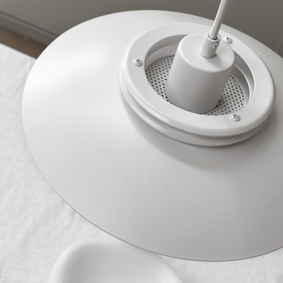 Ejka Ø30 Hvit Taklampe Fra Dyberg Larsen - Ejka Mini Pendel er ikke bare en belysningsl&oslash;sning, men ogs&aring; en stilig designerkl&aelig;ring som lyser opp hjemmet ditt.