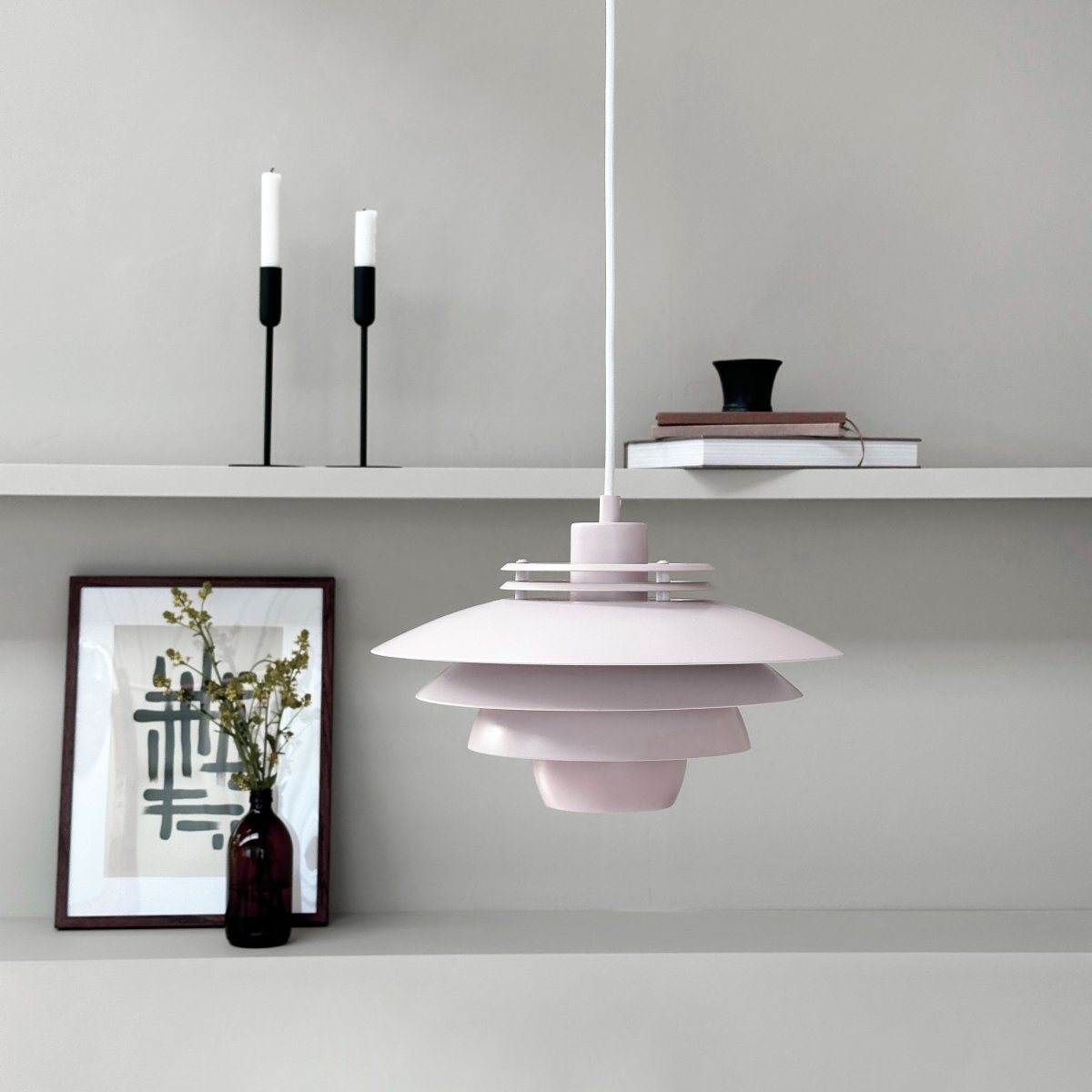 Ejka Ø30 Rosa Taklampe Fra Dyberg Larsen - Ejka Mini Pendel er ikke bare en belysningsløsning, men også en stilig designerklæring som lyser opp hjemmet ditt.