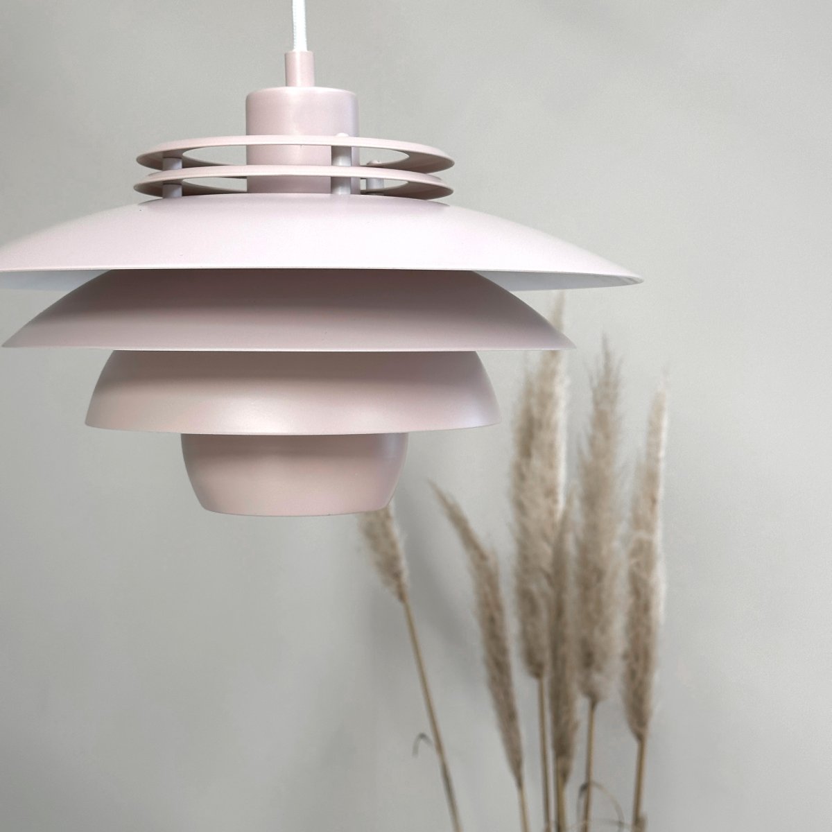 Ejka Ø30 Rosa Taklampe Fra Dyberg Larsen - Ejka Mini Pendel er ikke bare en belysningsløsning, men også en stilig designerklæring som lyser opp hjemmet ditt.